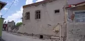 Kemerhisar'da evin temelinde tarihi eser niteliğinde mimari parçalar çıktı