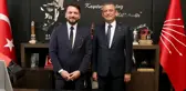 CHP lideri Özel, trol olarak anılan isimle verdiği poza açıklık getirdi