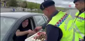 Jandarma, sürücüleri lokum ve çikolata ile durdurdu