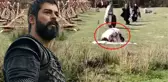 Üzerindeki Bizans askeri kıyafetiyle set arasında namaz kıldı