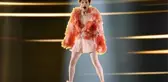 Eurovision'da LGBT+ propagandası! Nemo'ya birinciliği tüylü ceketi ve saten eteği getirdi