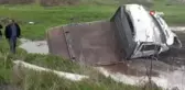 Kars'ta yoldan çıkan kamyonet çamura saplandı