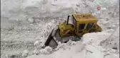 Şırnak'ta mayıs ayında 10 metrelik karda yol açma çalışmaları sürüyor