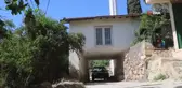Depremde ayakta kalan altından yol geçen cami dikkat çekiyor