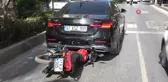 Yaya geçidini görünce kendini kilitleyen lüks otomobilin altına girdi