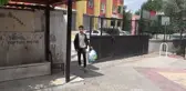 Ödül almak isteyen öğrenciler, okula poşet poşet çöp taşıyorlar