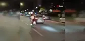 Canlarını hiçe sayıp otomobilin altında kalmaktan son anda kurtuldular... O anlar kamerada