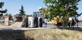 Edremit'te lastiği patlayan TIR karayolunu trafiğe kapattı