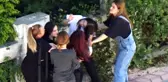 Kızlar sokak ortasında kavgaya tutuştu, erkekler sadece izlemekle yetindi