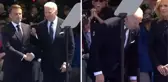 Biden yine bildiğiniz gibi! Sahnede olmayan sandalyeye oturmaya çalıştı