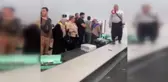 Adana'da hacdan dönen vatandaşlar izdiham sonrası valizlerine bandın üzerine çıkarak ulaşmaya çalıştı