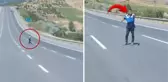 Canları pahasına gasp girişimi! Süratle gelen aracın önüne atlayıp sürücülere dehşeti yaşatıyorlar