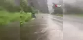Seyir halindeki otomobilin üzerine kaya parçası düştü...Korku ve panik anları kamerada