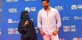 Burak Özçivit, kendisiyle kalp işareti yapmak isteyen kadın hayranını reddetti