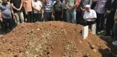2 Kız Kardeş Yan Yana, 8 Aylık Bebek Annesinin Kucağında Defnedildi