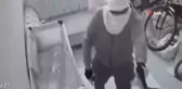 Almanya'da silahlı soyguncu sert kayaya çarptı! Türk çalışan, şüpheliyi yumruklarıyla yere serdi