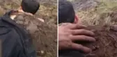Üzerlerine yıldırım düşen çocukları kurtarmak için toprağa gömdüler
