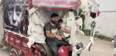 Saldırıya uğramaktan korkan kağıt toplayıcısı motosikletine 