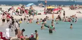 İstanbullular Sıcak Havada Denize Akın Etti