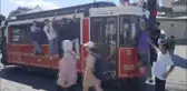 Beyoğlu'nda nostaljik tramvaydaki tehlikeli yolculuk kamerada