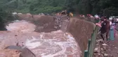 Rize'de piknik yapan 2 kişi sel sularından beton mikseri pompasıyla kurtarıldı
