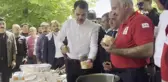 Bakan Kurum, cuma sonrası vatandaşlara aşure ikram etti