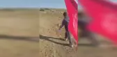 11 yaşındaki çocuk yıpranmış Türk bayrağını değiştirdi