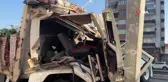 Karpuz yüklü kamyon yön tabelasına çarptı, sürücüsü hayatını kaybetti