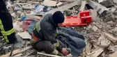 Ukrayna'da kendi evine düşen füze saldırısına müdahaleye çağrılan itfaiyecinin, eşinin cansız bedeni üzerinde ağladığı an yürek parçaladı