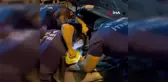 Beylikdüzü'nde itfaiye ekiplerinden araca sıkışan kediyi kurtarma operasyonu
