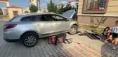 Otomobilin motoruna giren yavru kedi kurtarıldı