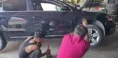 Aracın altında sıkışan kedi sanayide çıkarıldı