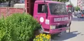Burdur'da freni boşalan kamyonet refüje çıkarak durabildi