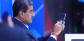 Canlı yayında telefonundaki WhatsApp'ı silen Maduro, 2 uygulamayı tavsiye etti