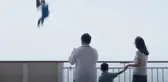 Bir yolcu, yolcu gemisinin üst güvertesinden denize düştü! Trajik olay, tesadüfen başka bir turistin kamerasına yansıdı