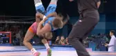 Olimpiyatlar'ın en şanssızı! Boynunun üzerine düşen güreşçi, minderi sedyeyle terk etti