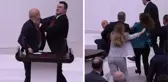 Alpay Özalan'ın Ahmet Şık'ı yumrukladığı anın en net görüntüsü