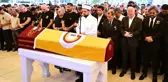 Aydemir Akbaş'ın cenazesinde arbede! Ünlü sanatçıyı görmek için birbirlerini ezeceklerdi