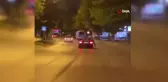 Trafikte yürekleri ağıza getiren görüntü: 2 kişi üstü açık arabadan böyle sarktı