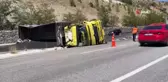 Kömür yüklü Mercedes devrildi: Yol trafiğe kapandı