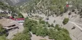 Susuz kalan köylü eşek ve katır ile su taşıyor