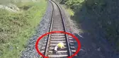 Raylarda ölüm böyle geldi! Yaşlı kadının hayatını kaybettiği kaza kamerada