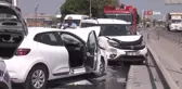 Bahçelievler'de çarpışan araçlardan çıkan yangın işçiler tarafından söndürüldü