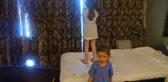 Otel odasının penceresinin açıldığı yeri görünce şoke oldular
