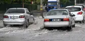 Ankara'nın iki ilçesini sağanak vurdu, yollar göle döndü