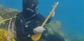 Sanatçı Yahya Deniz denizin altında cura çalıp halay çekti