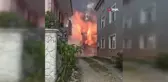 Ahır alev alev yandı, itfaiye evlere sıçramadan söndürdü