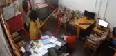 Hindistan'da gözaltına alınan anne ile oğluna dehşeti yaşattılar