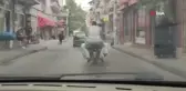 Motosiklete yüklediği eşyalarla görenleri şaşkına çevirdi