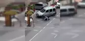 Karısına arkadaşlık teklifi eden şahısların iş yerini bastı, önce darp edildi, sonra bıçaklandı...O anlar kamerada